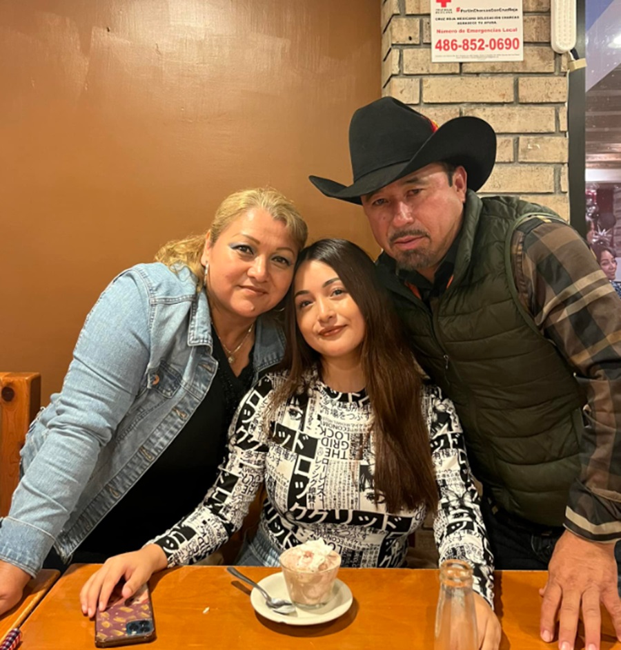 La joven ha contado que no disfrutó su fiesta de XV años como esperaba y que decidió retirarse antes de que terminara debido a la gran cantidad de personas que acudieron.
