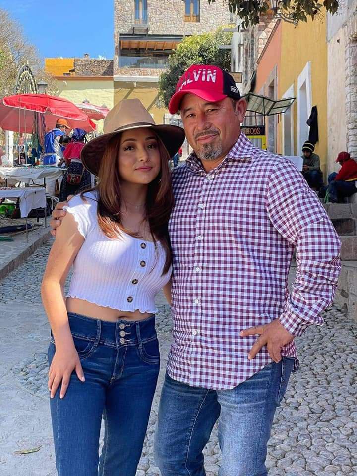 Después de aquella experiencia, sus padres organizaron una nueva celebración por sus 16 años, aunque en esta ocasión optaron por mantener el evento en privado.