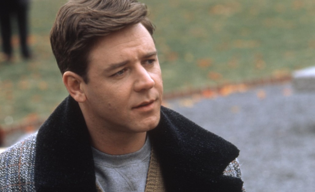 Russell Ira Crowe nació el 7 de abril de 1964 en Wellington, Nueva Zelanda. Aunque nació en ese país, pasó la mayor parte de su vida en Australia, nación con la que se identifica y donde desarrolló gran parte de su carrera artística.