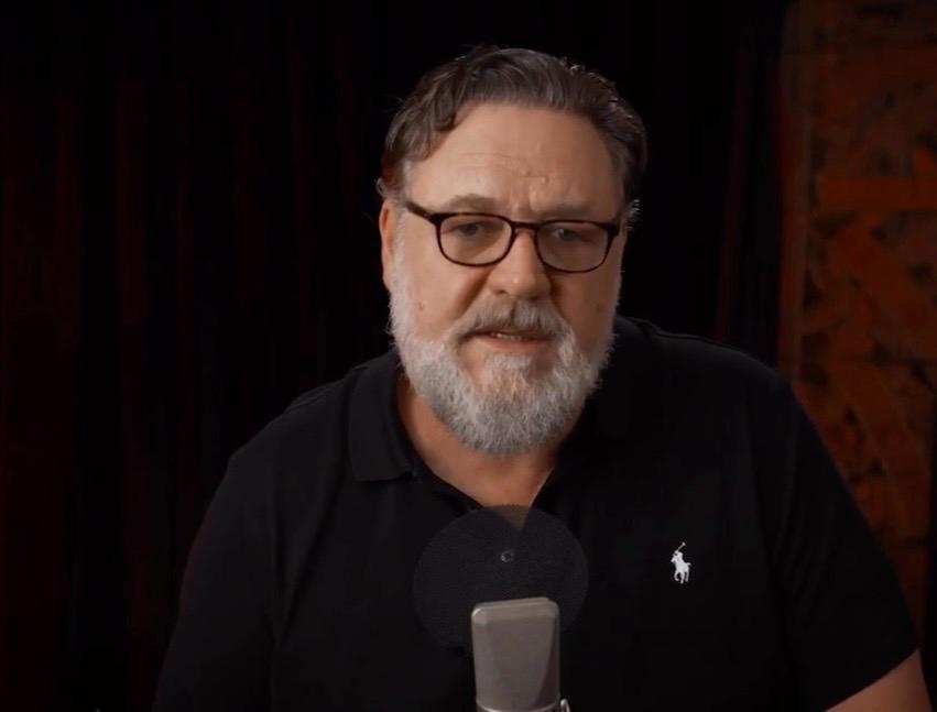 Russell Crowe también ha participado en distintas iniciativas benéficas. Ha realizado donaciones para apoyar escuelas, víctimas de desastres naturales y proyectos de reconstrucción, además de colaborar en campañas solidarias en diferentes países.