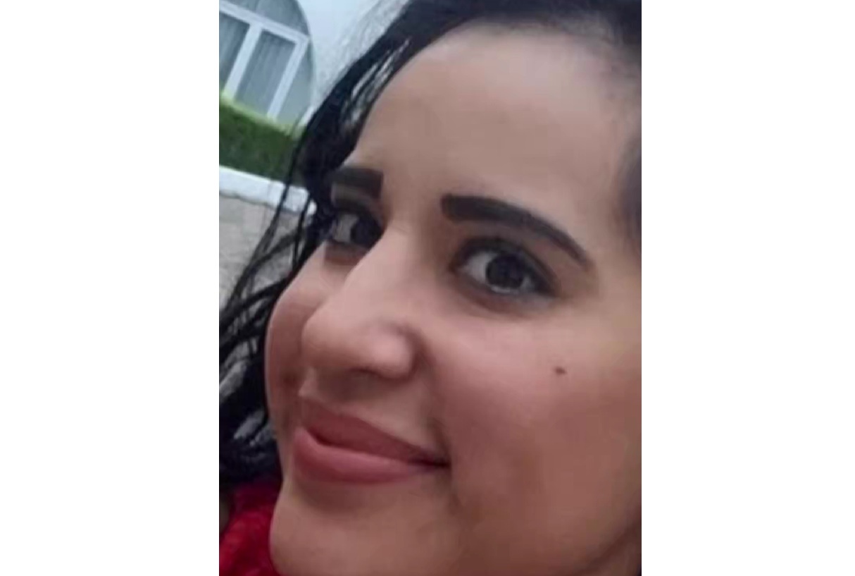 Sandra Xantall Cuevas Nieves nació el 25 de mayo de 1986 en Ciudad de México. Estudió Comercio Internacional en la Universidad del Valle de México.