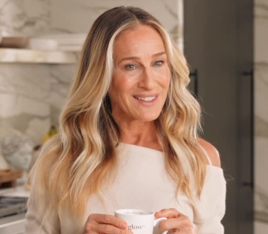 Sarah Jessica Parker ha enfrentado numerosas críticas y comentarios sobre su apariencia, especialmente con el paso de los años. A pesar de ello, la actriz ha defendido la libertad de las mujeres para envejecer sin sentirse obligadas a cambiar su rostro. Su postura frente a los estándares de belleza la ha convertido en una de las figuras más mencionadas cuando se habla de aceptar el envejecimiento natural.