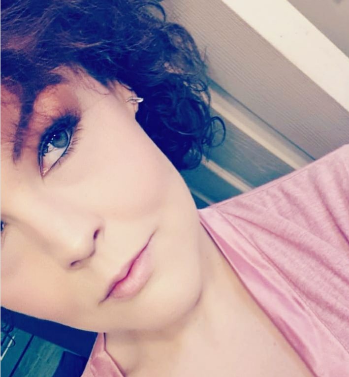 Después de superar esa etapa complicada, Sarah retomó gradualmente su vida personal y continuó compartiendo avances y momentos familiares en redes sociales.