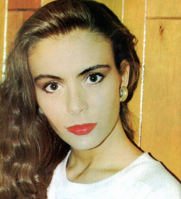 En 1986 decidió salir de "Timbiriche" para continuar su preparación artística en Boston, y su lugar dentro de la agrupación fue ocupado posteriormente por Thalía.