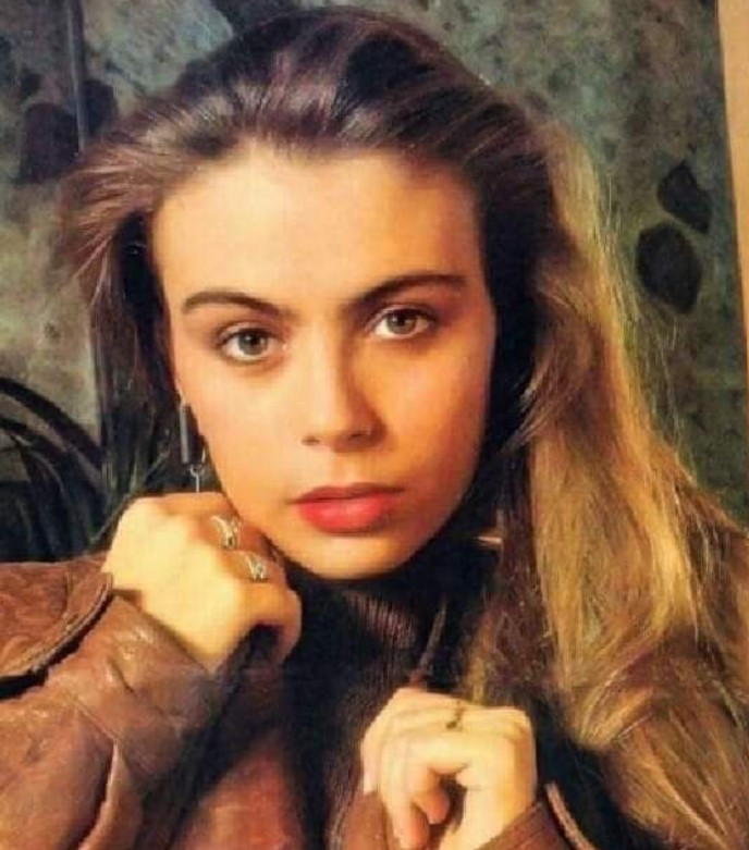 En 1987 regresó a México para lanzar su primer álbum como solista, titulado "Sasha", del que surgieron canciones como "No me extraña nada" y "Rueda mi mente".