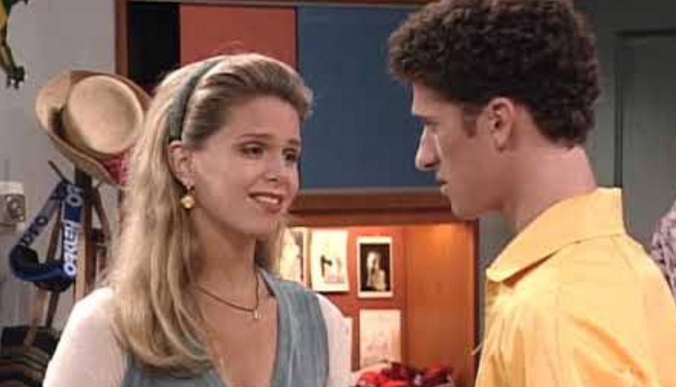 La popular pandilla de Bayside regresó para mostrar su vida universitaria. Sin embargo, el encanto juvenil de "Saved by the Bell" no se trasladó con éxito al nuevo escenario. Muchos fans sintieron que las historias eran menos divertidas y que los personajes habían perdido parte de la personalidad que los hizo famosos. La serie solo duró una temporada antes de ser cancelada.