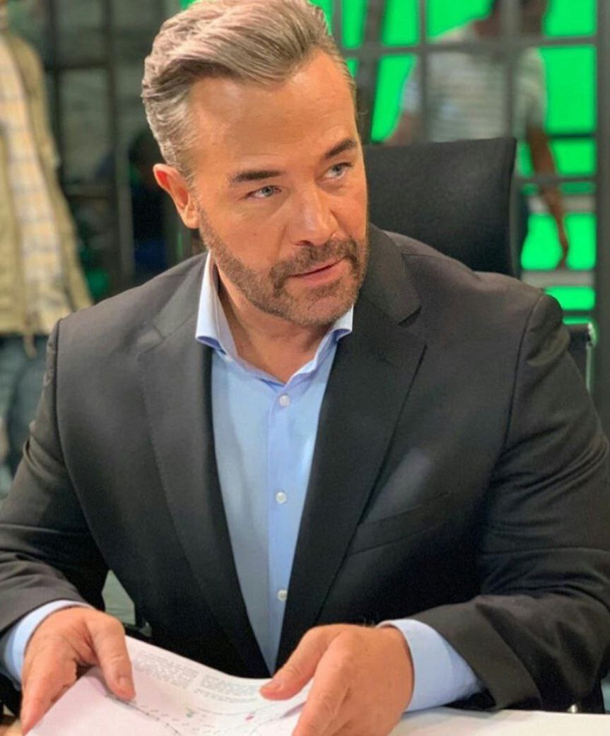 Ahora tiene 59 años, es padre de dos hijos y ha continuado trabajando como actor en telenovelas como "Mi fortuna es amarte", "Lo que la vida me robó" y "Una familia con suerte".