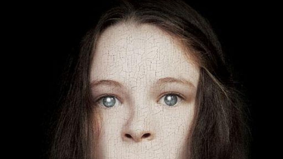 Considerada por muchos fans como una de las adaptaciones más logradas del género de terror, la película consiguió recrear la atmósfera oscura del videojuego. Aunque realizó cambios importantes en la historia y los personajes, mantuvo elementos visuales y criaturas reconocibles de la franquicia. Su ambiente, música y diseño de producción ayudaron a trasladar al cine la sensación inquietante de los juegos. Con el paso del tiempo, se ha convertido en una película de culto entre los seguidores del terror y los videojuegos.