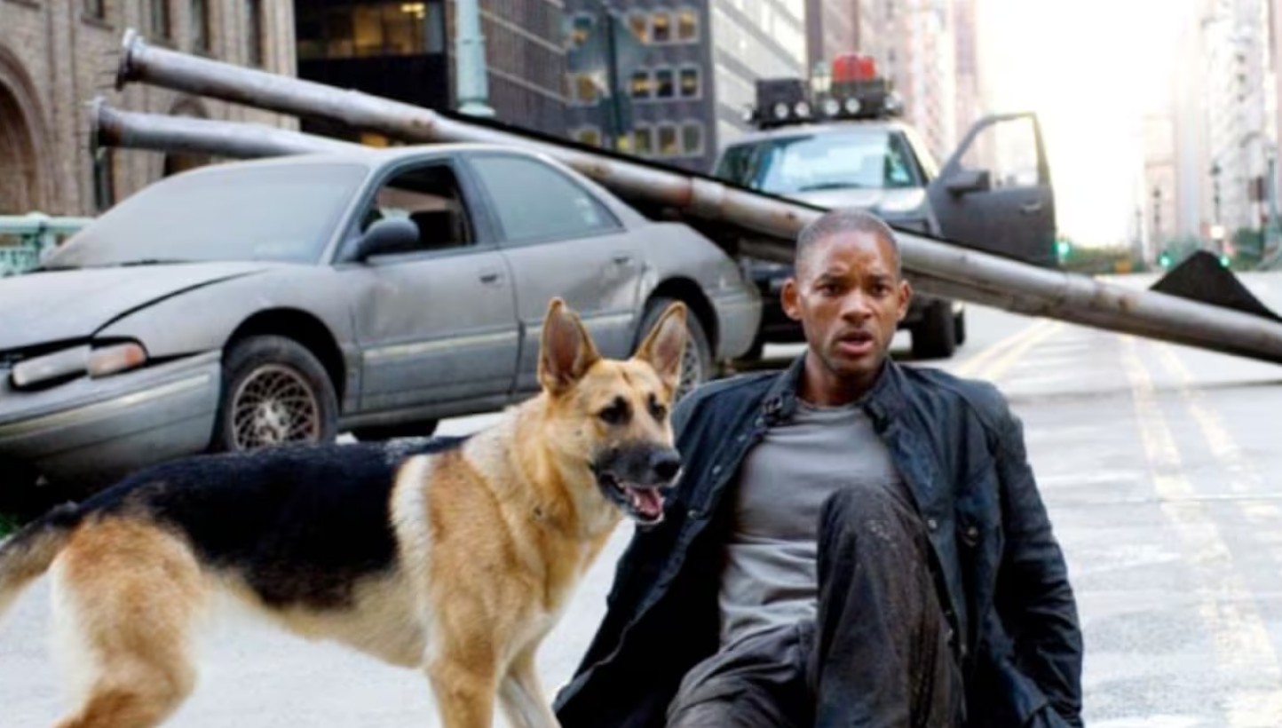 Will Smith protagoniza esta adaptación de la novela de Richard Matheson ambientada en un mundo devastado por un virus que transformó a la humanidad en criaturas agresivas. La historia sigue a Robert Neville, aparentemente el último hombre vivo en Nueva York, mientras intenta encontrar una cura. La soledad del personaje y las escenas de una ciudad completamente vacía convirtieron a la película en uno de los grandes clásicos modernos del género.