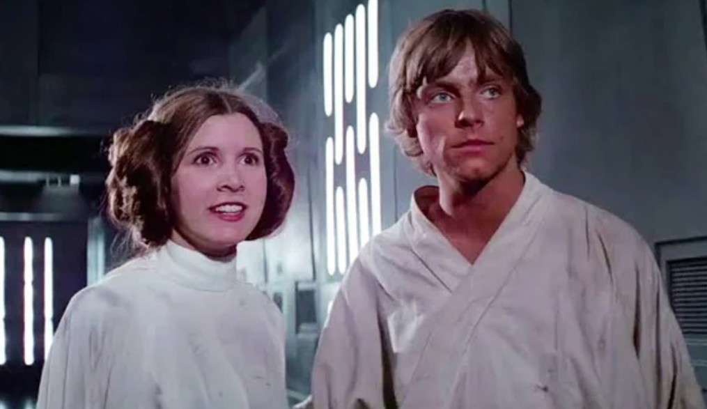 Esta aventura espacial sigue a Luke Skywalker en su lucha contra el Imperio Galáctico. Fue un fenómeno mundial y ganó varios premios Óscar en categorías técnicas. Su universo expansivo, su mitología y su capacidad para mezclar ciencia ficción con fantasía redefinieron el cine comercial y dieron origen a una de las franquicias más exitosas de la historia.