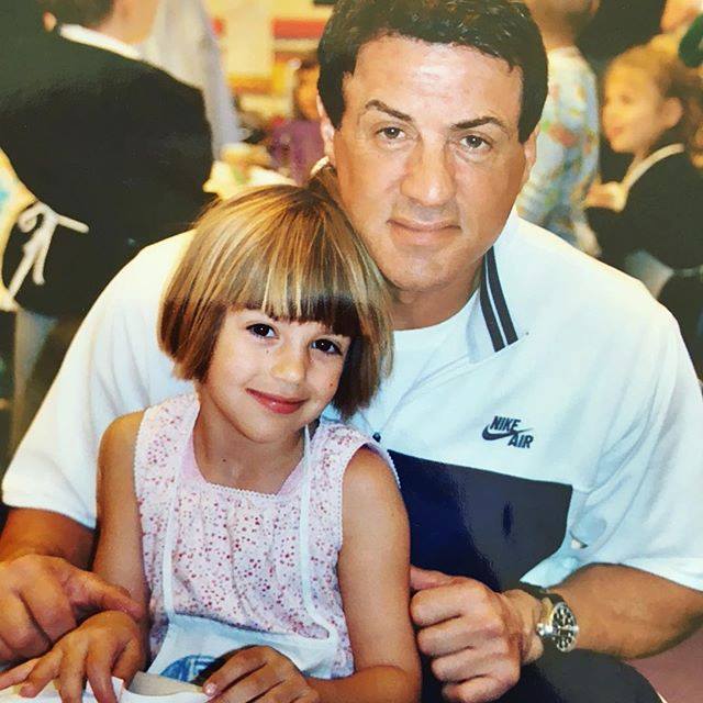En el ámbito personal, Stallone tuvo cinco hijos, aunque uno de ellos, Sage Stallone, murió en 2012, una pérdida que representó un duro golpe para el actor. Desde 1997 está casado con la exmodelo Jennifer Flavin.