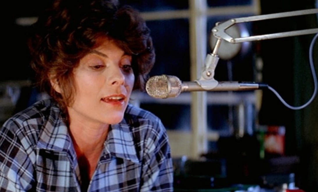 Este remake del clásico de John Carpenter perdió gran parte de la atmósfera inquietante que caracterizaba a la original. La historia fue simplificada y el guion resultó débil, con personajes poco desarrollados. Además, el uso de efectos digitales en lugar de recursos prácticos restó credibilidad al terror. Fue duramente criticada y considerada una de las peores adaptaciones dentro del género.