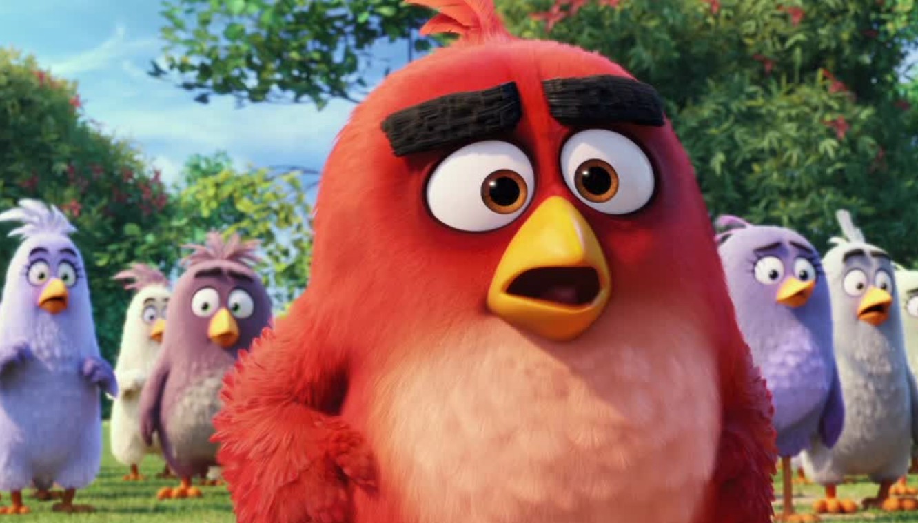 La película tomó personajes de un videojuego con una historia muy sencilla y creó un mundo mucho más amplio para llevarlos al cine. Red, Chuck y Bomb fueron transformados en protagonistas de una aventura con humor y referencias al juego original. Aunque la crítica tuvo opiniones variadas, la película funcionó especialmente bien entre el público infantil y familiar. Su éxito fue suficiente para dar origen a una secuela.