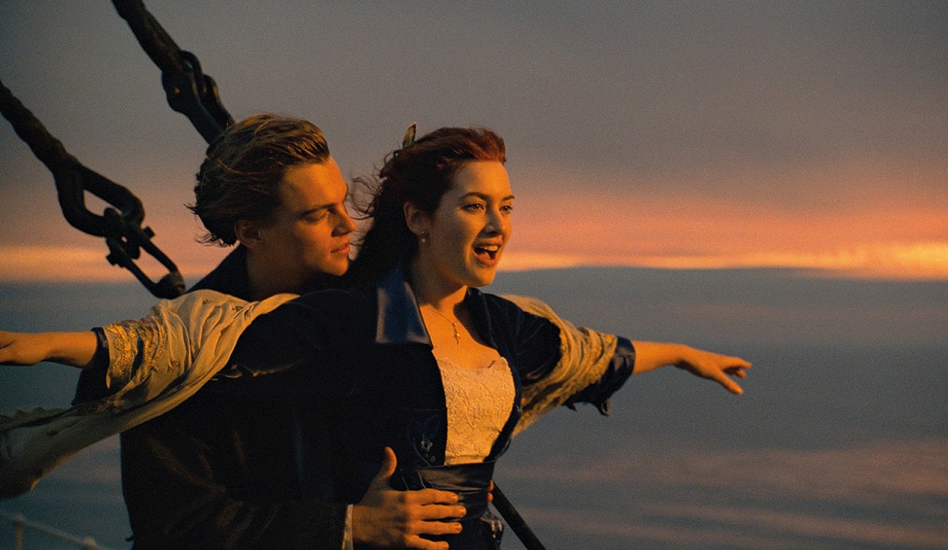 Titanic de 1997 fue un fenómeno mundial gracias a su historia romántica y su impresionante recreación del famoso naufragio. La secuela, producida de manera independiente, presenta un nuevo barco que sufre una tragedia similar durante su viaje inaugural. La película fue ampliamente criticada por su bajo presupuesto, sus efectos limitados y por ser considerada una producción oportunista sin relación con el equipo de la obra original.