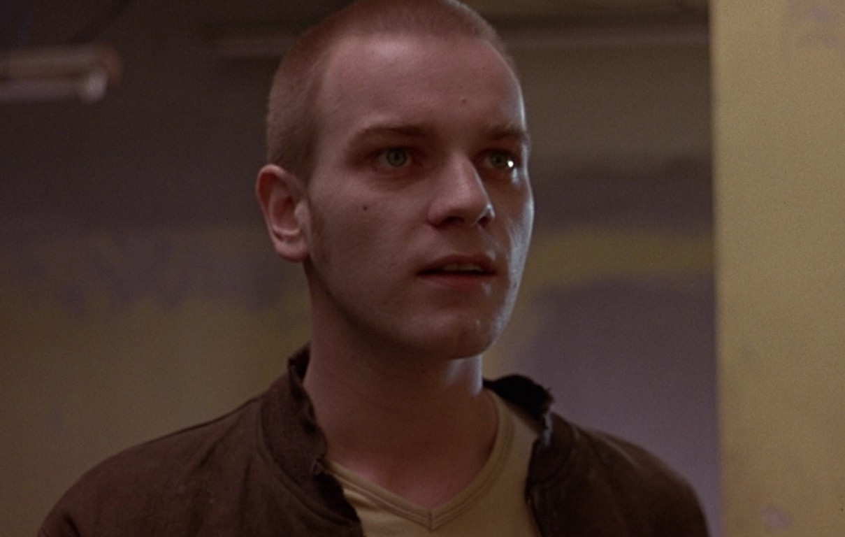 La novela de Irvine Welsh es más caótica, fragmentada y difícil por su fuerte uso de dialecto escocés. La película mantuvo el tono crudo, pero condensó la historia y dio más unidad a los personajes, especialmente a Renton. También logró equilibrar humor negro, energía visual y tragedia de una forma que hizo más accesible una obra muy dura. Aunque simplifica algunas subtramas del libro, muchos creen que la película convirtió una novela de culto en un clásico del cine británico.