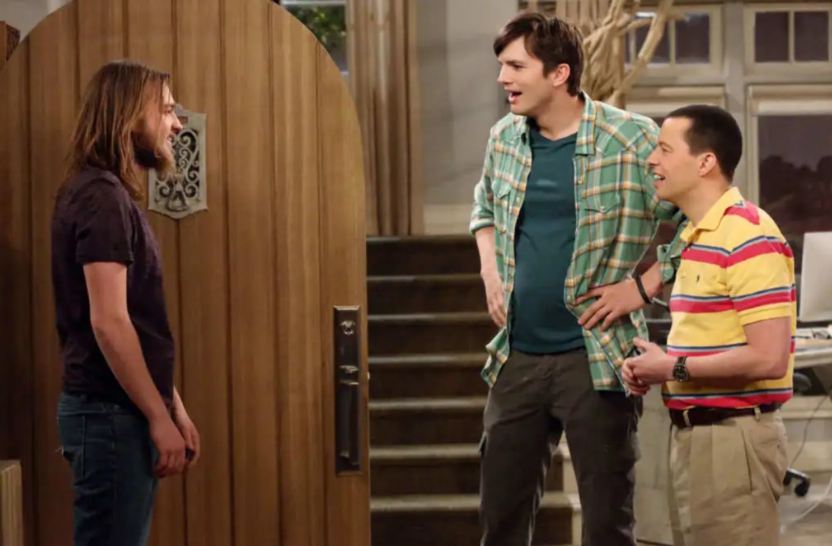 Tras la salida de Charlie Sheen, la serie perdió gran parte de su esencia para muchos espectadores. El episodio final intentó burlarse de toda la polémica detrás del programa con un supuesto regreso de Charlie Harper. Sin embargo, el desenlace fue visto por muchos como caótico y más enfocado en la disputa real del director con Sheen que en darle un cierre digno a la historia.