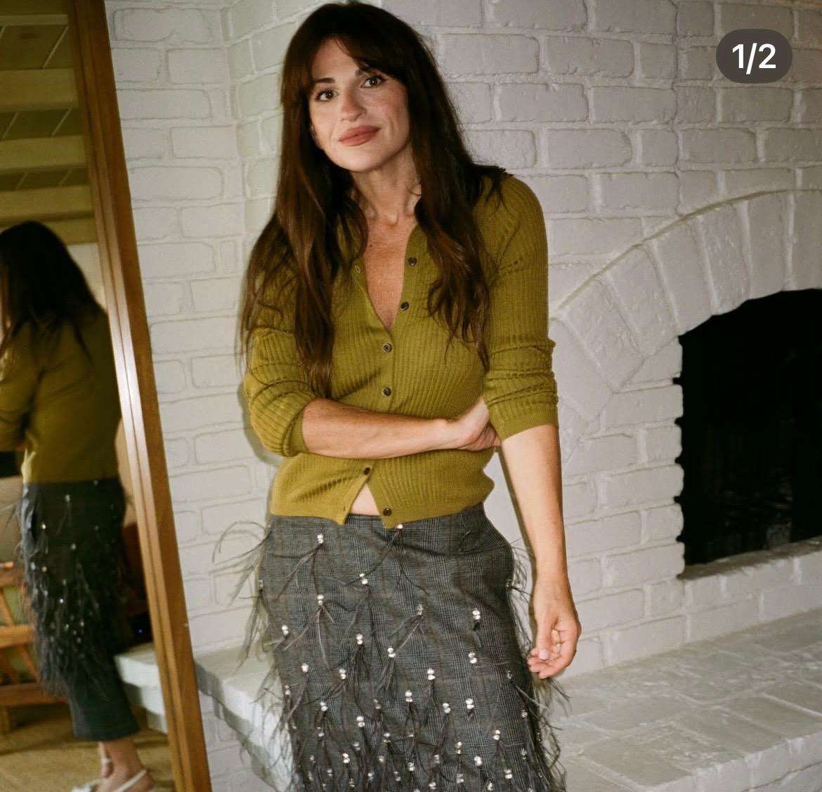 Cuenta con 50 mil seguidores en Instagram, donde comparte aspectos de su vida cotidiana, como fotografías relacionadas con la moda, sus viajes y su experiencia como madre.