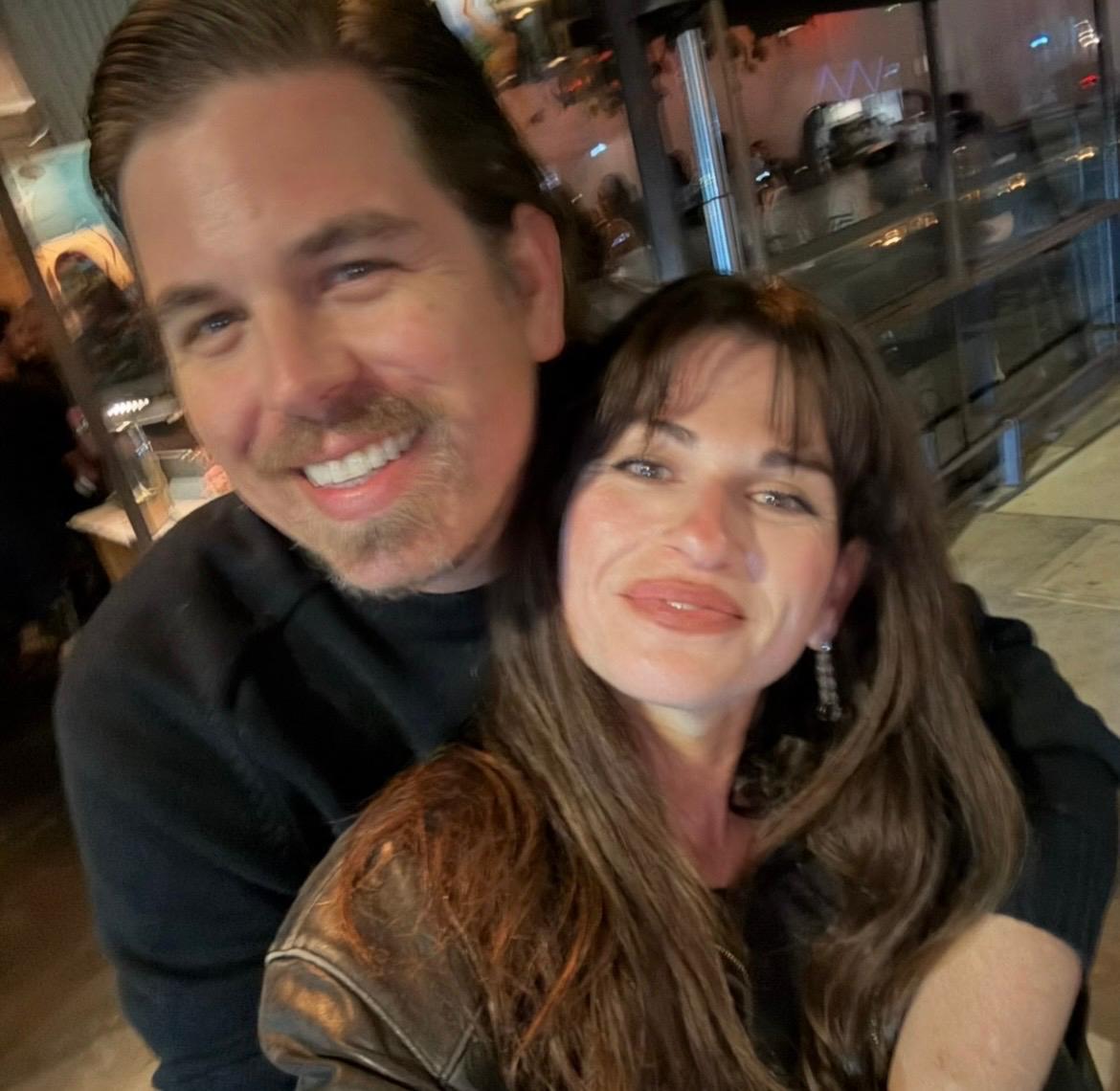 En su vida personal, Victoria está casada con el empresario Adam Ayers y tienen una hija llamada Atlas, quien nació en enero de 2022.