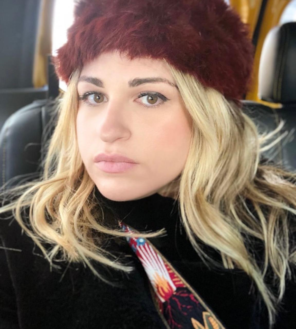 Victoria de la Fuente Bozzo es la hija mayor de Laura Bozzo. Nació en Lima, Perú, en 1988 y, a diferencia de su madre y hermana, eligió enfocarse en su formación académica y en el mundo de los negocios.