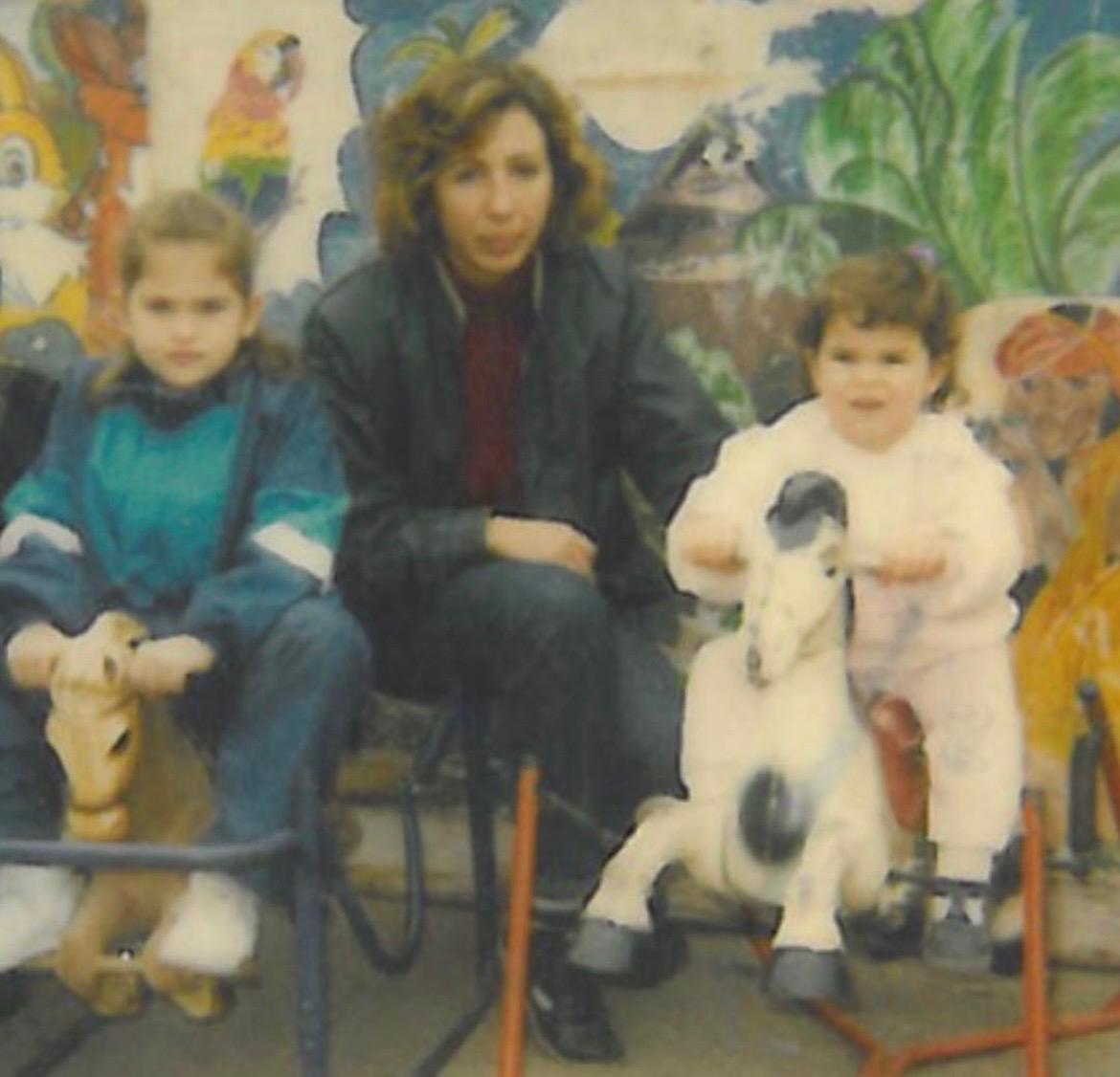 Victoria y Alejandra de la Fuente Bozzo son fruto del matrimonio entre Laura Bozzo y el abogado peruano Mario de la Fuente Balarezo. La pareja se casó en 1980 y mantuvo una relación durante aproximadamente dos décadas. Sus hijas crecieron en Lima, Perú, aunque con el paso de los años construyeron sus propias vidas y carreras.