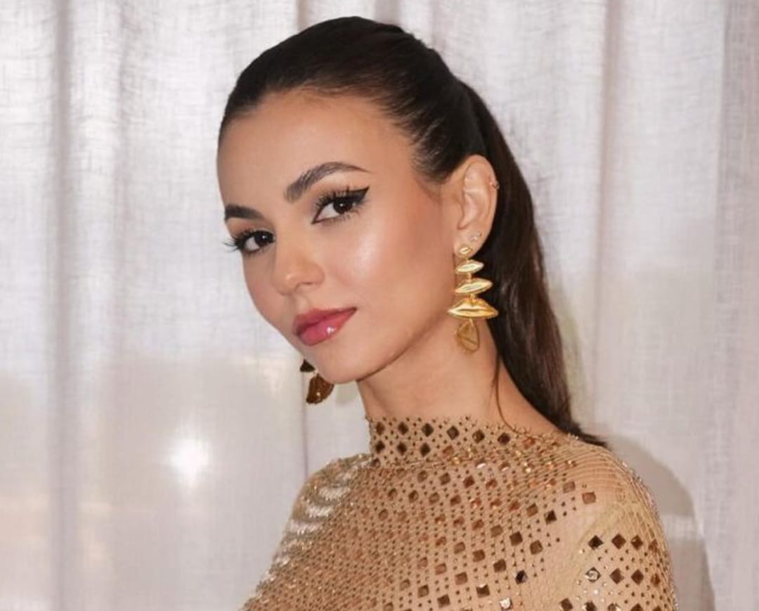Victoria Justice es una actriz y cantante estadounidense que alcanzó la fama internacional gracias a las producciones juveniles de Nickelodeon durante la década de 2000.