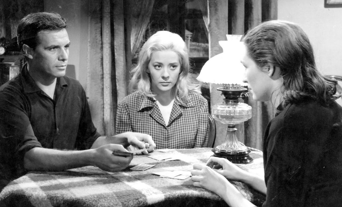 Dirigida por Luis Buñuel y protagonizada por Silvia Pinal, esta película causó un enorme escándalo por su crítica a la religión y a la moral tradicional. Aunque ganó la Palma de Oro en Cannes, fue prohibida en España y también enfrentó problemas de censura en México por presión de grupos conservadores y religiosos. La famosa escena inspirada en "La última cena" fue considerada ofensiva para la Iglesia católica.
