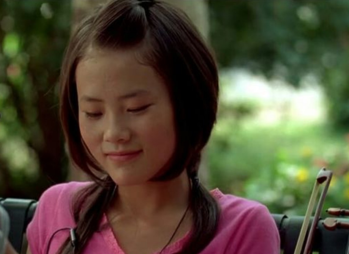 Por esa razón, el Señor Han (Jackie Chan), un conserje que en secreto es un maestro de kung-fu, decide entrenar a Dre para que pueda defenderse.