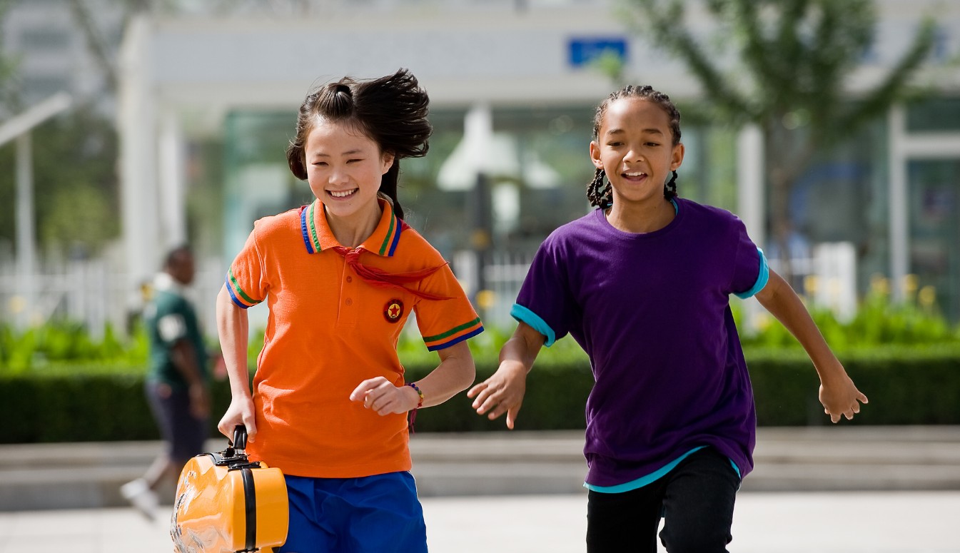 En esta película, Dre Parker (Jaden Smith) se muda con su mamá a Beijing y ahí se enamora de una joven violinista llamada Mei Ying (Wenwen Han).