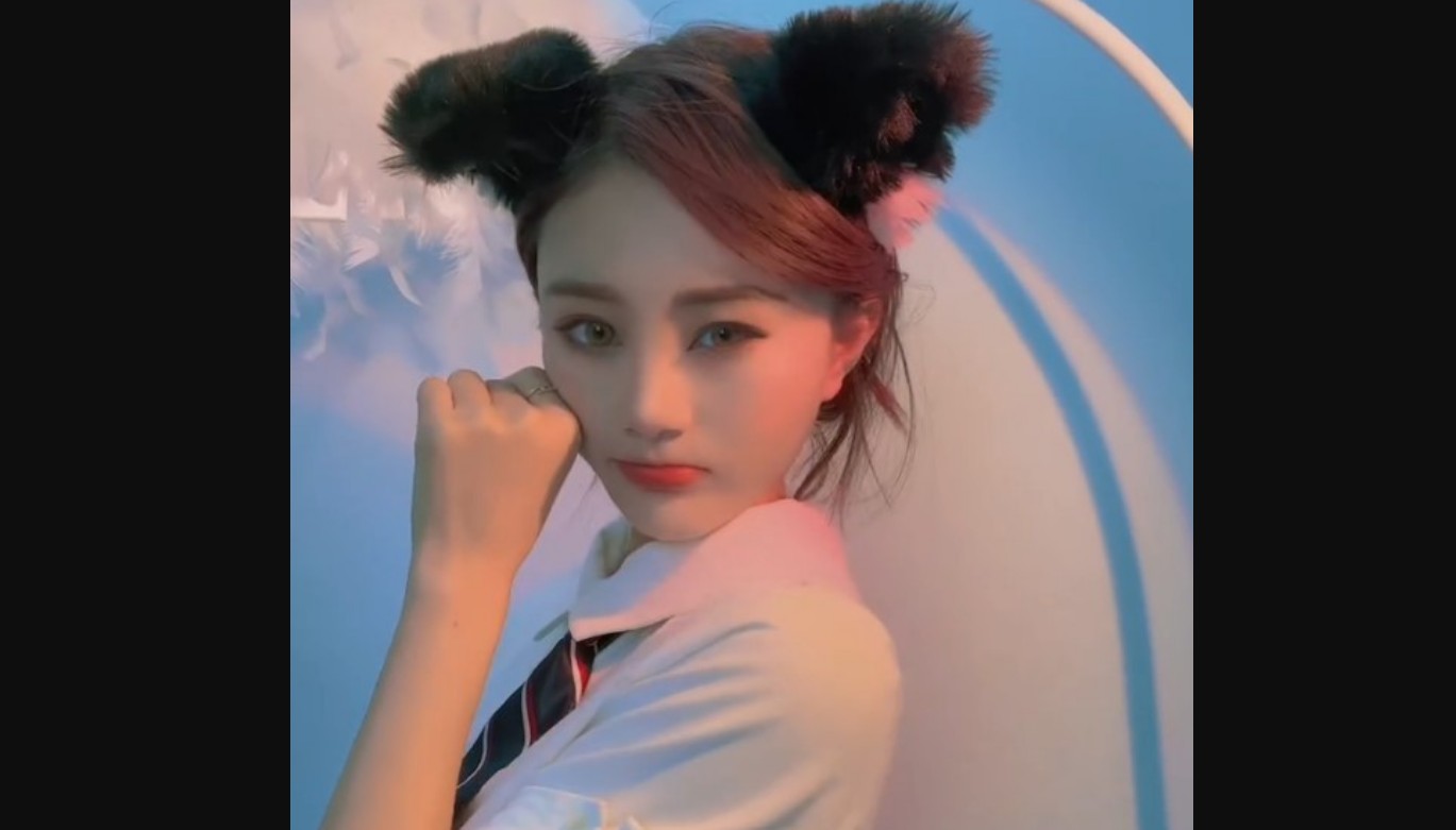 Paralelamente, ha colaborado en campañas publicitarias y proyectos de imagen para distintas marcas en su país.