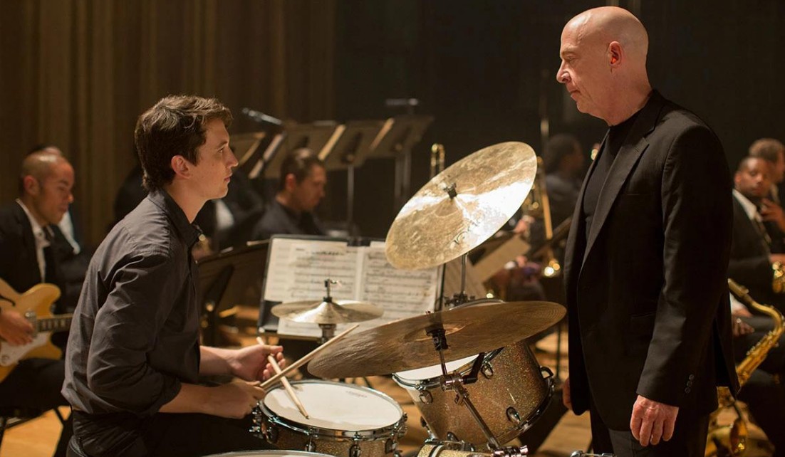 El personaje de J. K. Simmons comenzó como el exigente maestro de música de Andrew, pero terminó convirtiéndose en la figura más poderosa e intimidante de la película. Fletcher se robó la atención gracias a su intensidad, sus diálogos y la enorme presencia que el actor le dio al personaje. Su actuación fue tan aclamada que ganó el Oscar como Mejor Actor de Reparto.