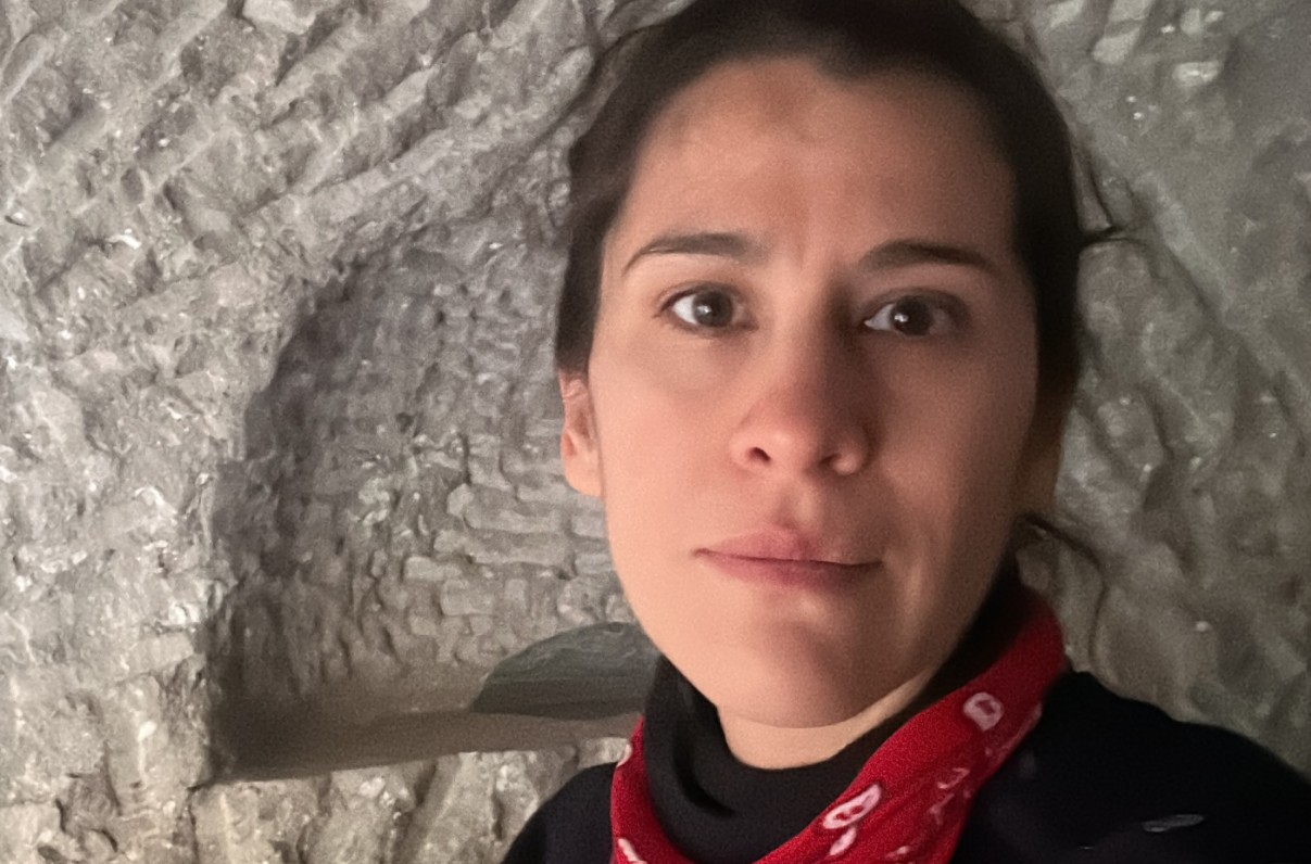 En televisión, Ayala formó parte de series como "Locas de amor", donde interpretó a Eva Betancourt, y "Capadocia", producción de HBO en la que dio vida al personaje de La Mara.