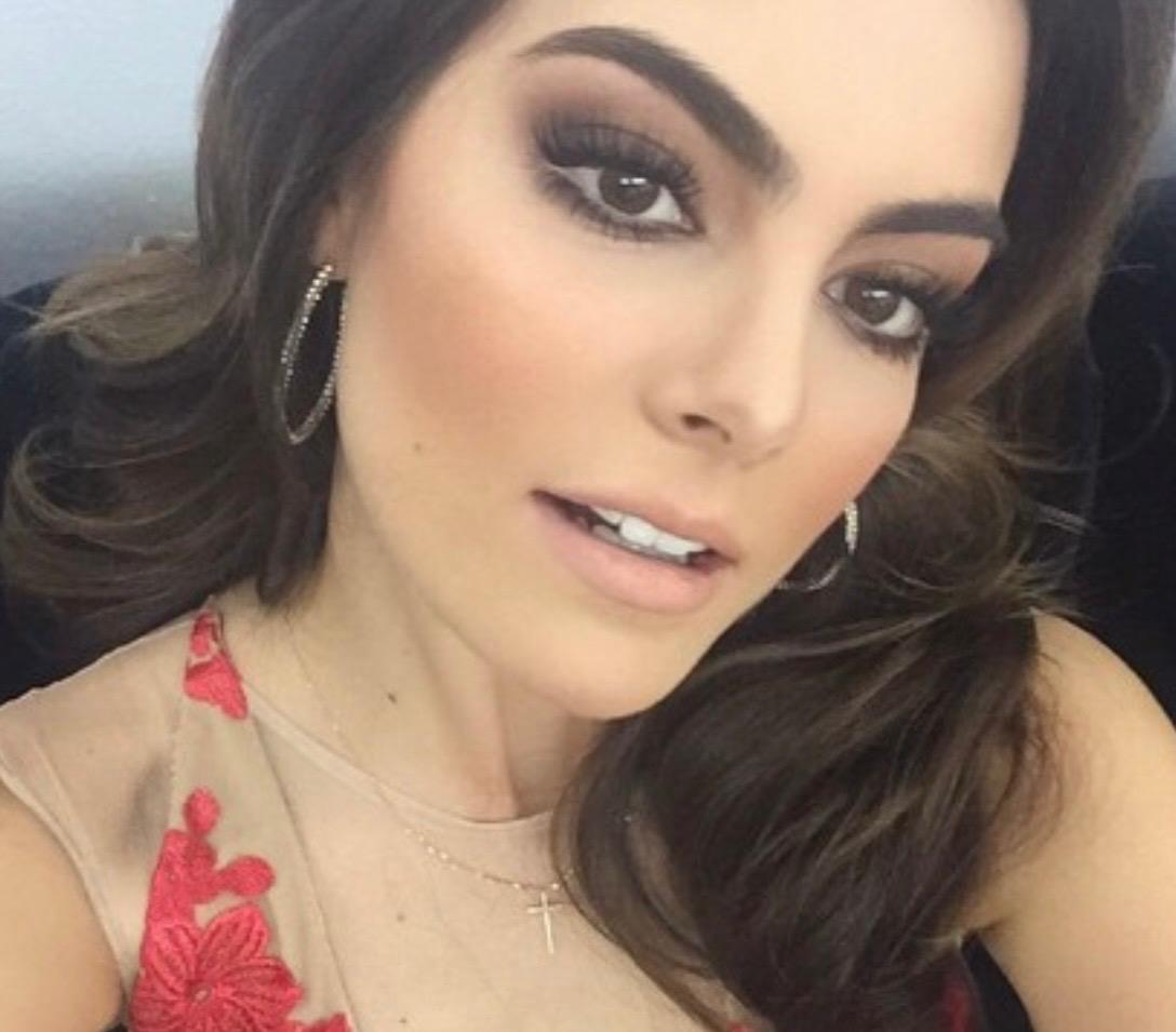 Ximena Navarrete nació el 22 de febrero de 1988 en Guadalajara, Jalisco. Comenzó a modelar a los 16 años en una agencia dirigida por una de sus tías, dando inicio a una carrera en el mundo de los certámenes de belleza.
