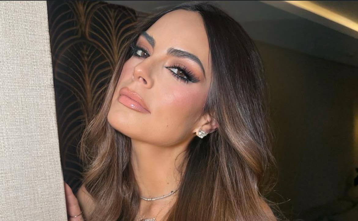 La exreina de belleza ha rechazado públicamente haberse sometido a cirugías plásticas y asegura que su imagen ha cambiado de forma natural con el paso del tiempo.