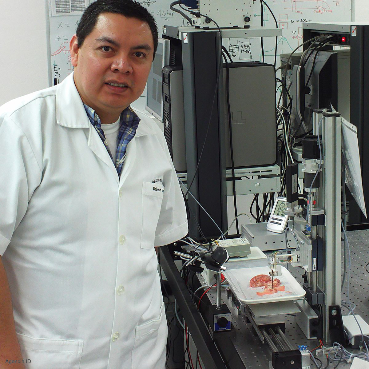 Este mexicano desarrolló un bisturí inteligente que localiza tumores cerebrales