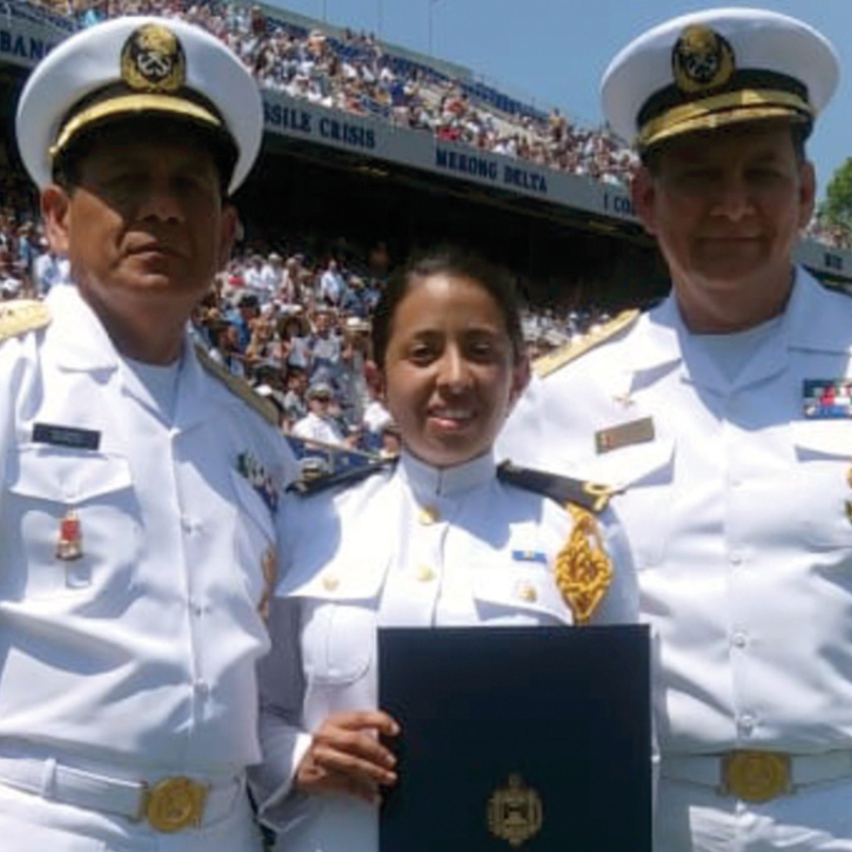 Mexicana se gradúa de la academia naval de EU y Trump estuvo presente