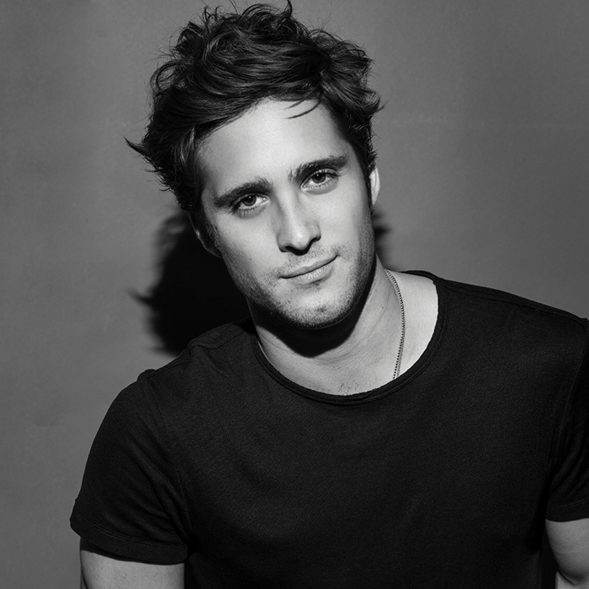 #SPTM Diego Boneta pone fecha para enseñar el pack e internet está que arde