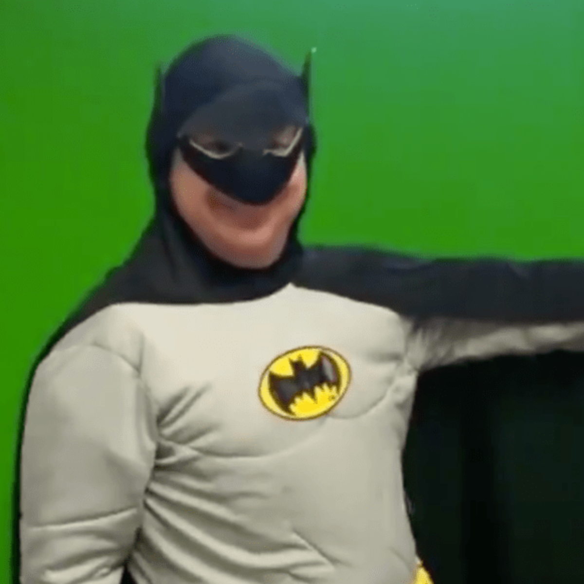 Candidato a alcalde de Monterrey se enfunda en traje de Batman por votos