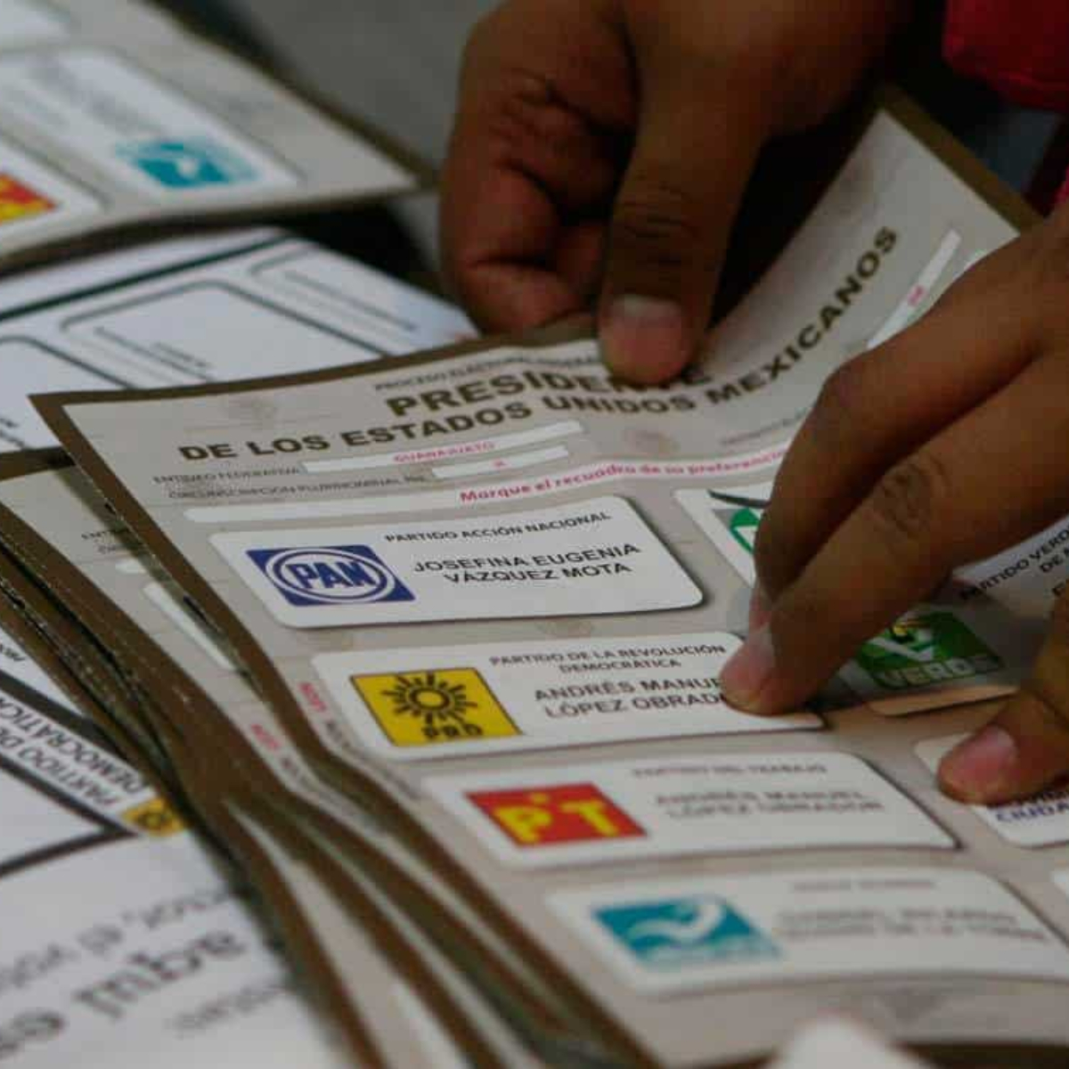 INE reconoce error en MILES de paquetes para voto en el extranjero