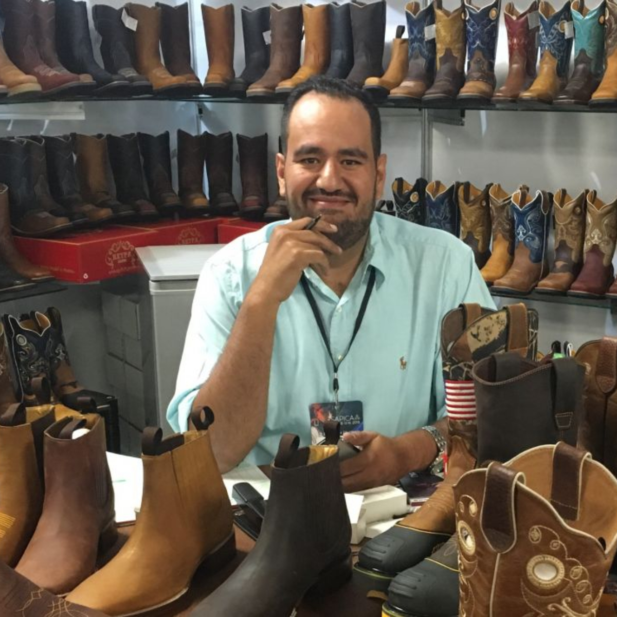 #Grande Inició como chofer y ahora reinventó la bota vaquera y conquistó a EU