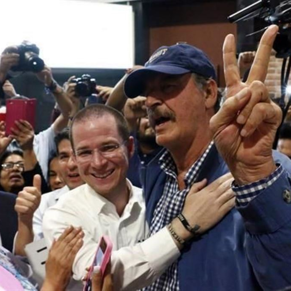 #EseApoyoSíSeVe Adivina quién recibió a Anaya en aeropuerto