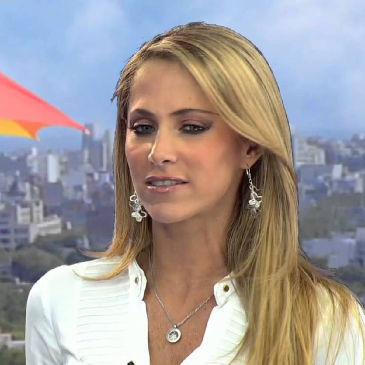 #Tundida: Famosa conductora de deportes se lanza contra AMLO y no se la acaba en redes