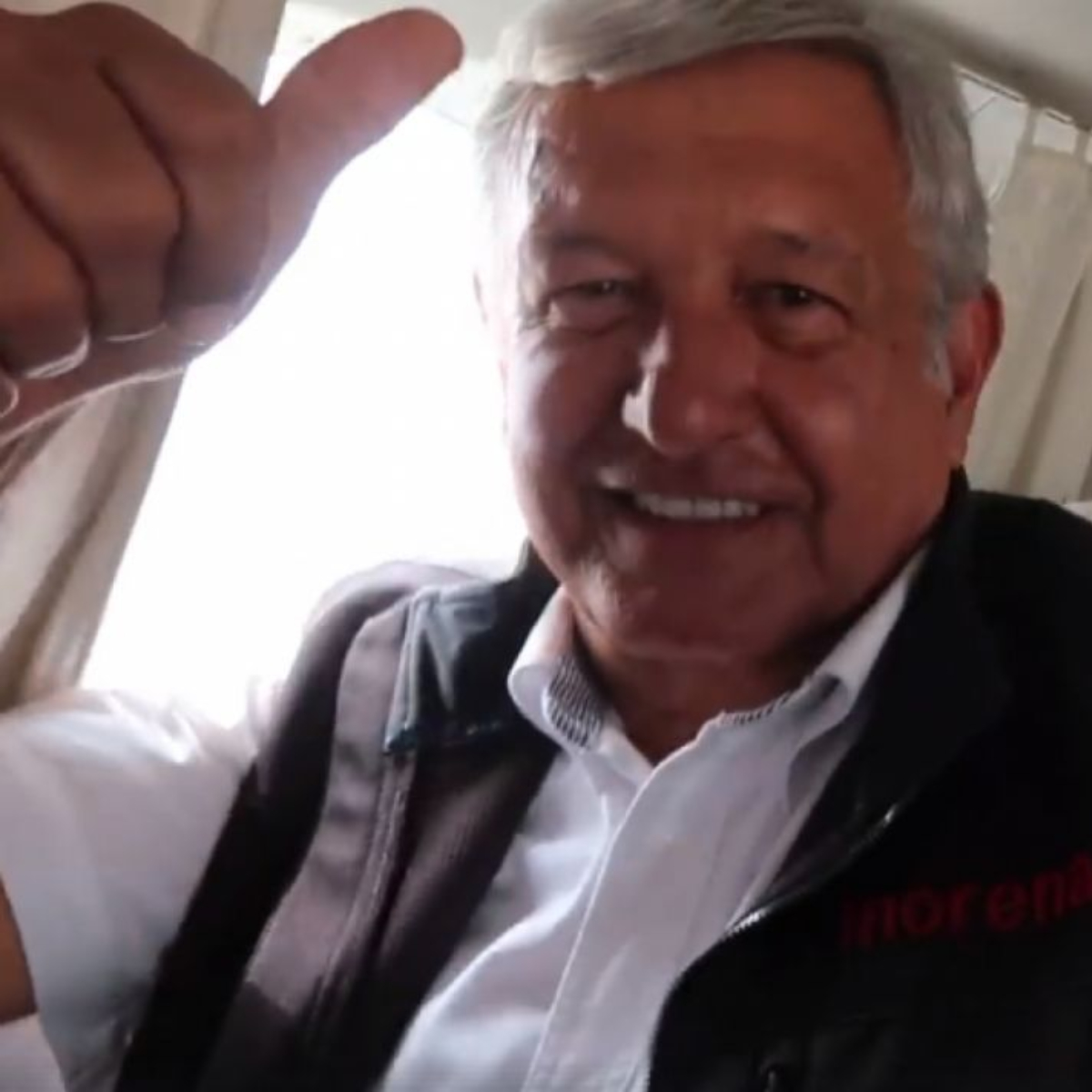 Mujer informa a AMLO de la peda en su depa durante vuelo a la CDMX y todos se apuntan