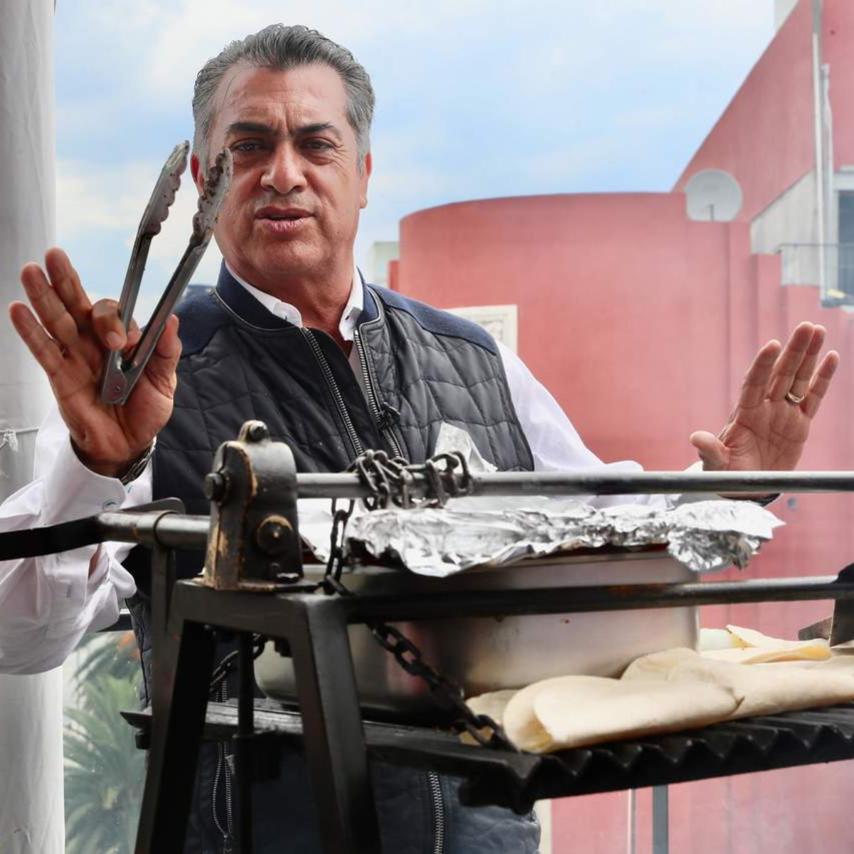 ‘El Bronco’ le ‘cumple’ a universitarios y se mocha con la carne asada y chelas