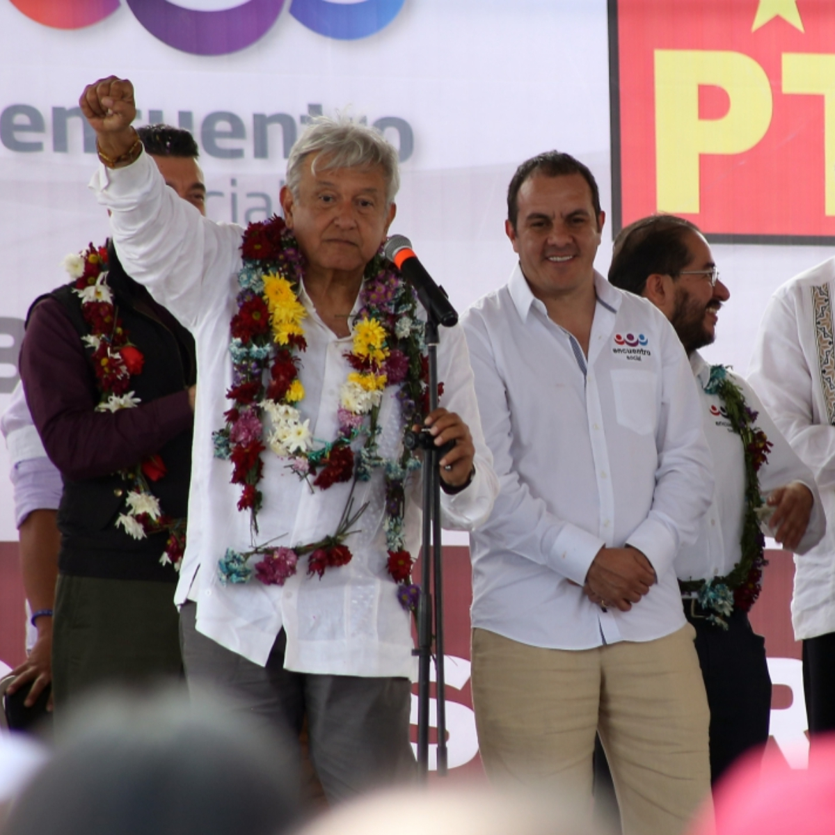 #SeMamó 'El Cuauh' le manda una playera de América a AMLO y hasta le pide que bese el escudo