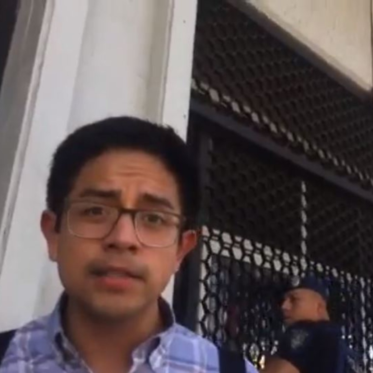 #EsNeta Autoridades detienen a estudiante... por tratar de leer