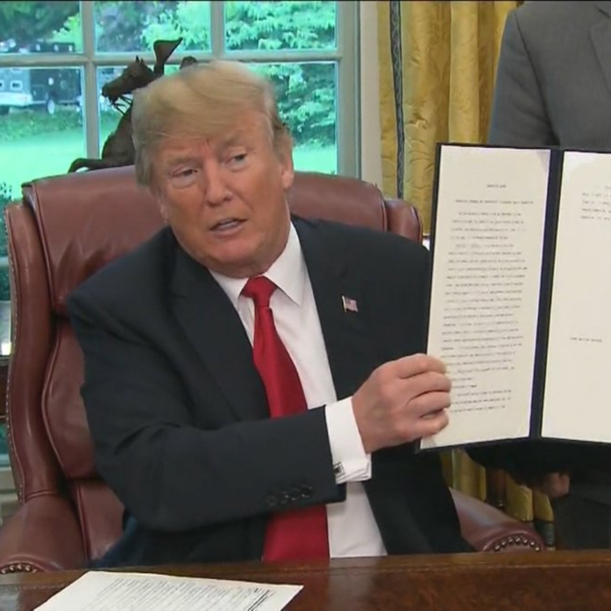 Ante ola de críticas, Trump frena separación de familias inmigrantes