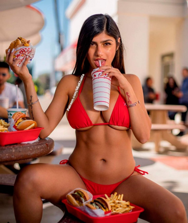 Mia Khalifa Come Desnuda Hamburguesa En La Ba Era E Instagram Arde