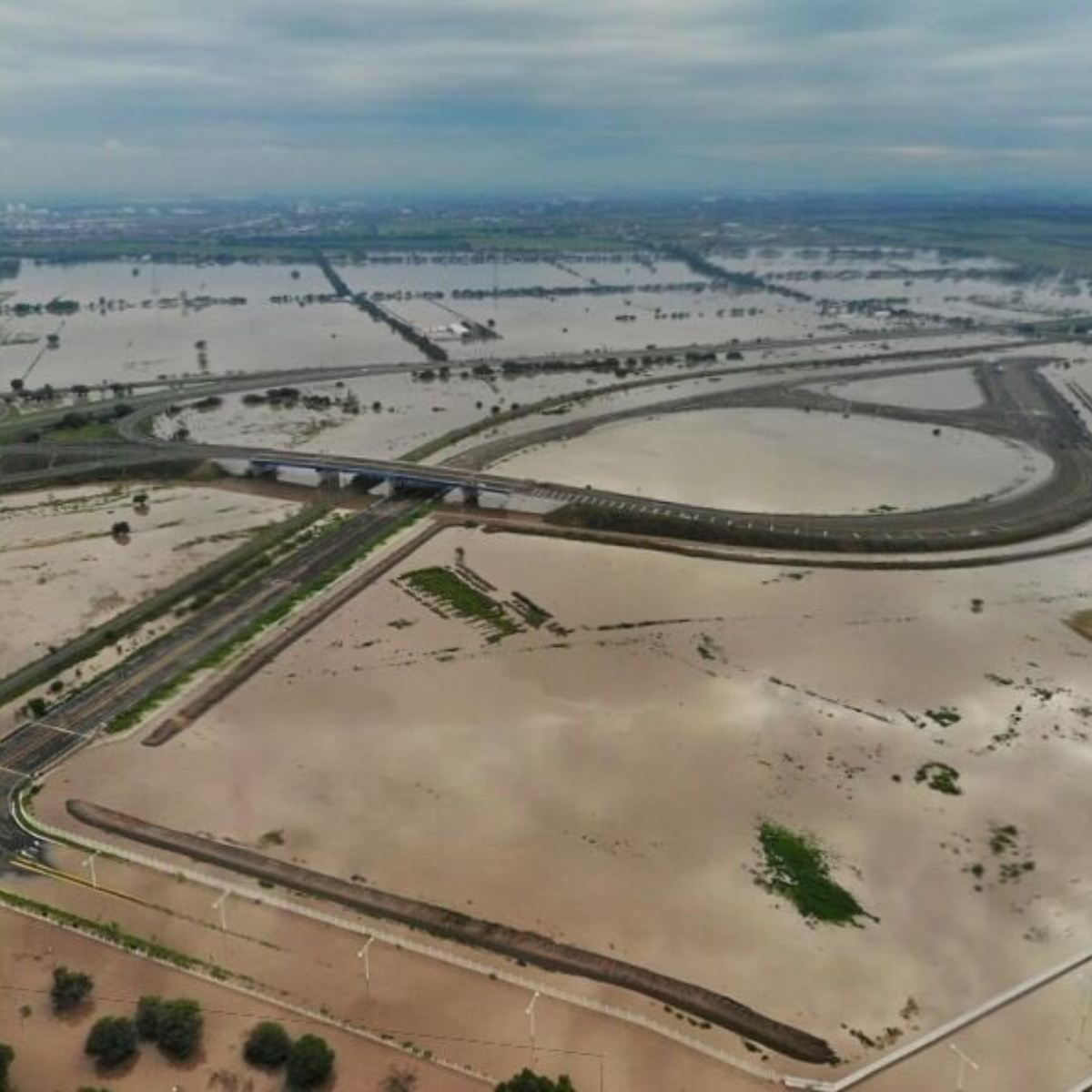Las impactantes fotos del desbordamiento de un río que inundó la planta de Honda en México