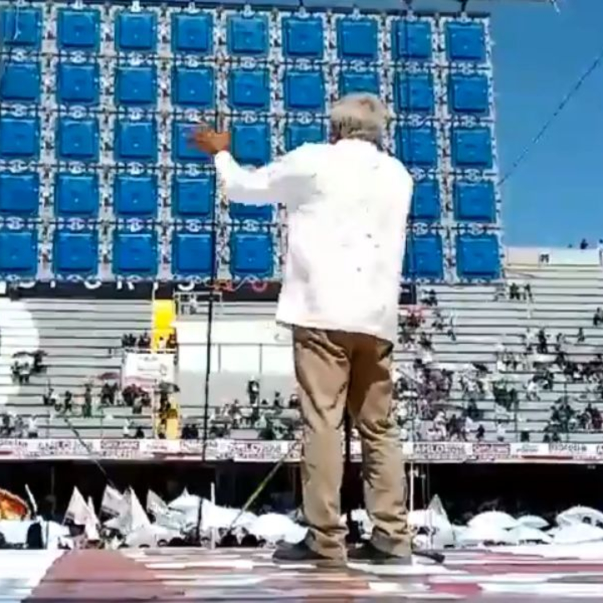 #LaHoraSad AMLO 'pierde' contra el Tri y cierra campaña en estadio semivacío