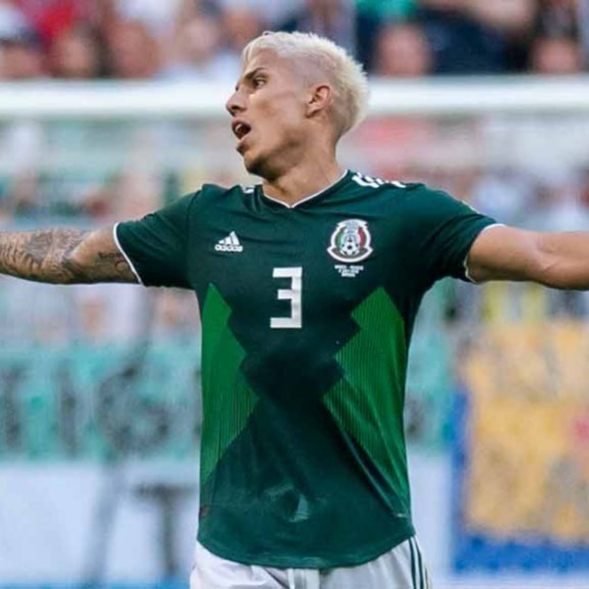 Carlos Salcedo estalla contra la aerolínea que patrocina al TRI...y luego borra el mensaje